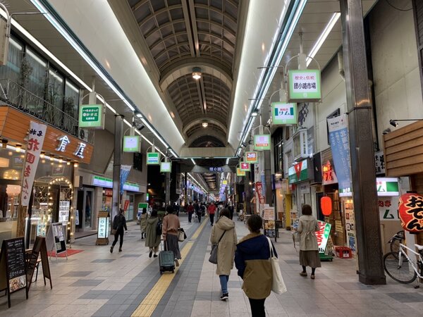 台灣旅客到日本旅遊通常會大採購，圖為北海道札幌市區狸小路商店街的藥妝店、名特產店、服飾店，吸引不少旅客購買。記者楊文琪/攝影 