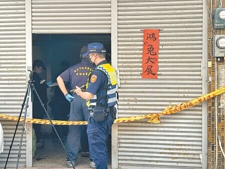 台南歸仁13日驚傳56歲許姓男子持刀刺死中風臥床的79歲母親,警方到場採證。(曹婷婷攝)全國各縣市安心專線1925