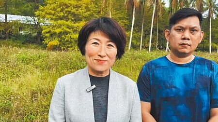 首批銷往大陸的台東鳳梨釋迦被驗出有蟲害,台東縣長饒慶鈴(左)13日證實,縣青農聯誼會長張勝堯(右)說,當然擔心影響外銷。(蔡旻妤攝)