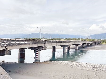 
花蓮大橋啟用逾半世紀，因老舊加上地震使橋梁位移，將展開重建工程。（王志偉攝）
