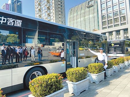 
台中客運添購5輛Ｍodel T電動公車，13日正式亮相，下周三起將行駛307路。（張亦惠攝）
