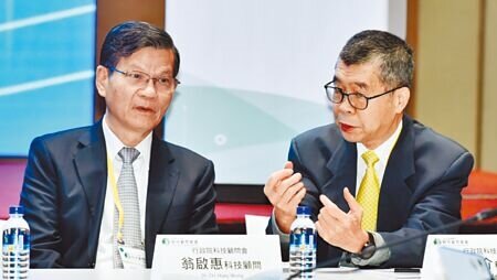 行政院科技顧問會議13日舉行,前中研院院長翁啟惠(左)及聯發科董事長蔡明介(右)互相交換意見。圖∕顏謙隆