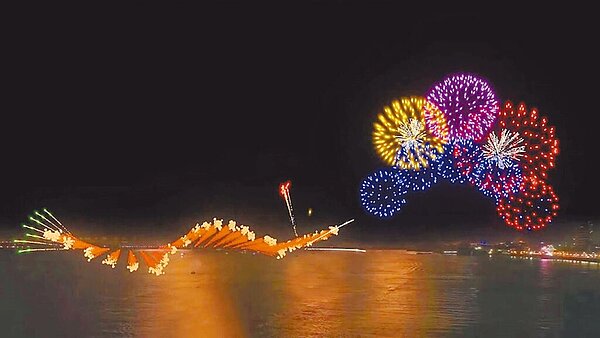 新北市將於跨年夜的20時24分,在淡水施放「閃耀新北圈起1314跨河煙火」。圖/新北市文化局提供