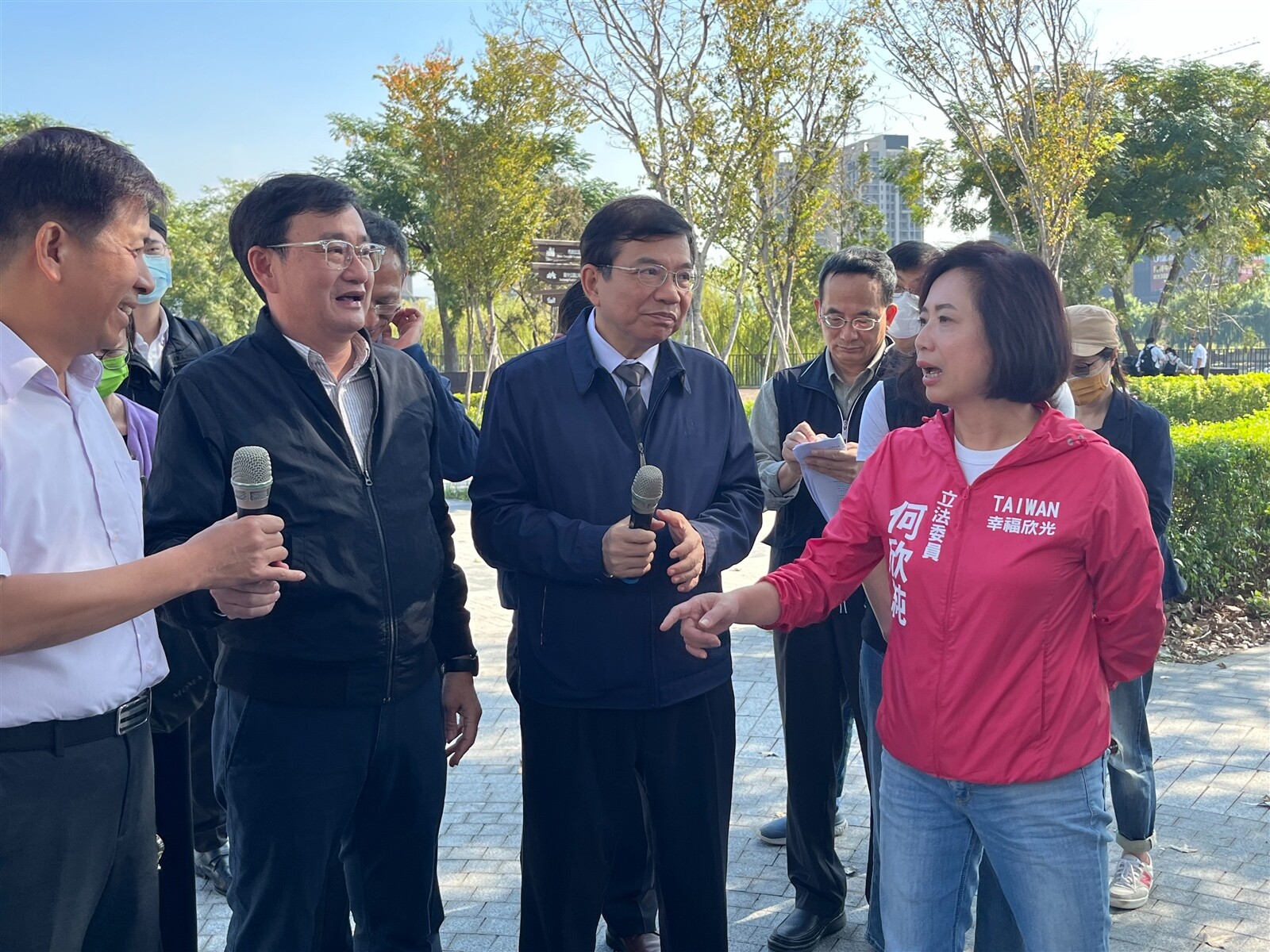 交通部長王國材(中)今日陪同立法院交通委員會考察台鐵台中新站。記者余采瀅／攝影 