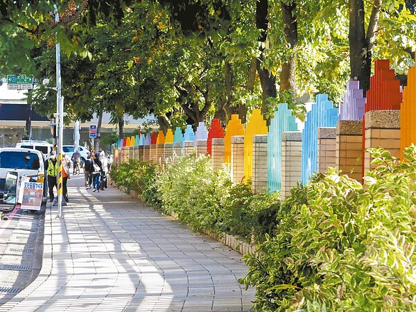 新北板橋江翠國小周邊是學生通學必經道路,家長接送車輛常碰撞;有些地方易積水,影響通行,透過改善計畫,方便學生行走、家長接送。記者李成蔭/攝影