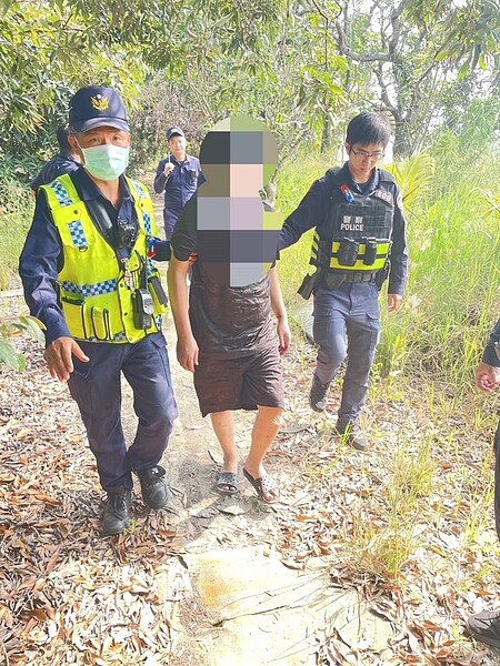 台南歸仁56歲許姓男子因不堪長期照顧壓力，昨晨涉嫌持刀殺死因病在床的70歲母親，警方追查逮捕許嫌。圖／民眾提供