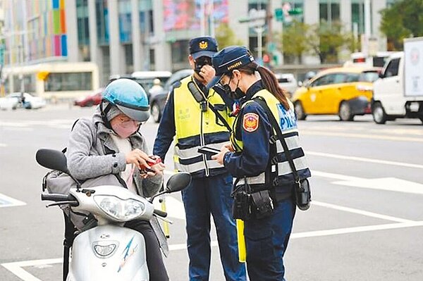 為甩脫「行人地獄」惡名,警政署5月起路口交通大執法,重點取締車輛路口不停讓行人。圖/警政署提供