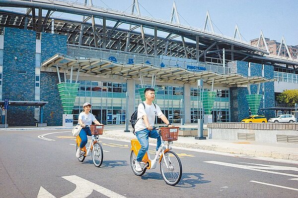 屏東YouBike 2.0啟用至今,累積運量超過83萬人次,今年11月單月運量超過14.5萬人次,已是縣內重要交通運具。(屏縣府提供/林和生屏東傳真)
