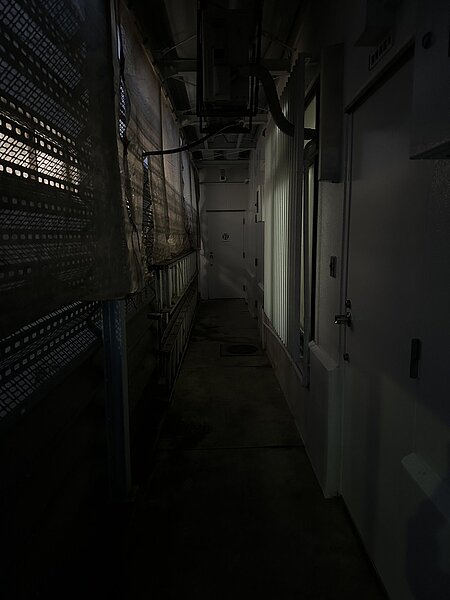 日本秋田一家7-11入口太過陰森,被網友說像恐怖電玩「惡靈古堡」。圖擷自twitter