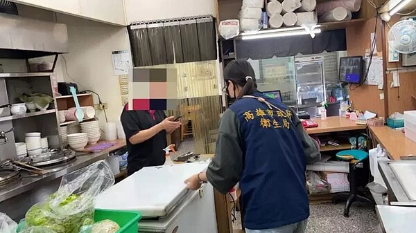 高市衛生局人員今前往被網友點名的連鎖水餃店稽查。圖／高市衛生局提供
