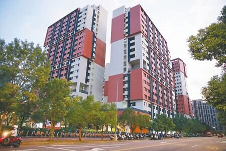 行政院會14日拍板通過,2025年至2032年推動社會住宅計畫,包括興建、包租代管與租金補貼,戶數達100萬戶。圖為新北市新店區央北二路青年社會住宅。(季志翔攝)