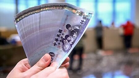 全國稅收已連三年超徵共逾1.3兆元,惟不代表未來就不會短徵,政府絕對有必要晴天備糧,今年超徵的3,600億元至3,800億元應更讓國人「有感」的降低債務餘額。圖∕本報資料照片