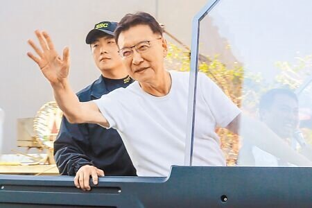 國民黨副總統候選人趙少康14日下午到桃園市楊梅區與黨籍立委參選人涂權吉展開第一場掃街活動,與路上支持民眾揮手致意。(陳麒全攝)