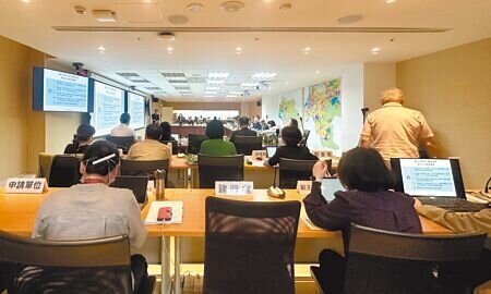 台北市都市審議委員會14日審議故宮興建無障礙空間案,故宮與都發局將申請解列的山限區面積大幅縮小後,都委會正式拍板通過。(丁上程攝)