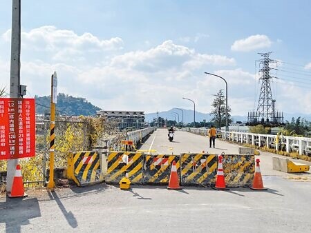 
南投縣埔里鎮守城橋8月4日封閉迄今，便道遲遲未施作，居民得繞道或冒險穿越危橋進出。（楊靜茹攝）
