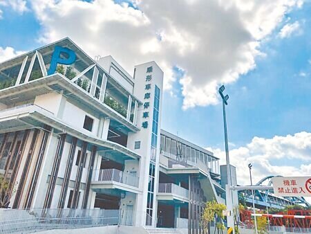 彰化火車站後站扇形車庫立體停車場使用執照已獲彰化縣政府建設處核發，彰化市公所14日表示，最快可於明年1月中旬過後營運。（本報資料照片）