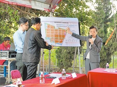 經濟部規畫在雲林縣褒忠鄉設置「褒忠產業園區」,經濟部長王美花(右)14日在褒忠鄉表示園區採「一次規畫分期開發」方式,希望全區都可以進到二階環評,讓褒忠的產業發展與環境保護兼顧。(張朝欣攝)