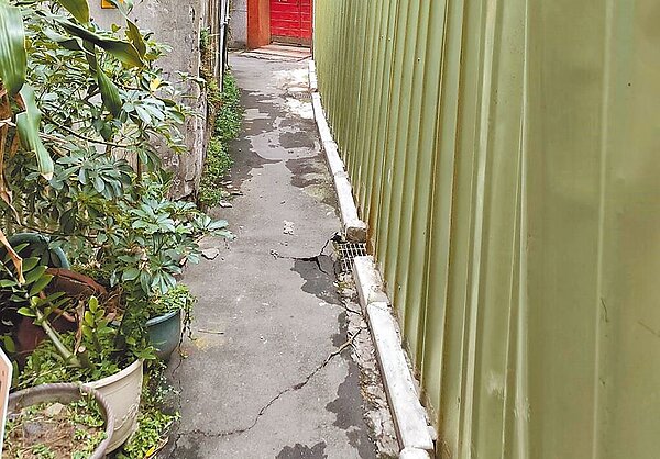 桃園市中壢區郵局舊址目前正在興建商辦大樓,工程卻導致鄰近屋舍牆壁龜裂,巷道也有明顯裂痕,桃市建管處勒令該建案立即停工,並執行地基補強工作。(桃市建管處提供/呂筱蟬桃園傳真)