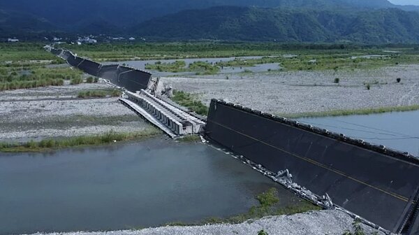 花蓮玉里高寮大橋因918地震橋梁全斷，縣府設計橋長880公尺、橋寬為9公尺，現已完成發包作業。圖／聯合資料照片
