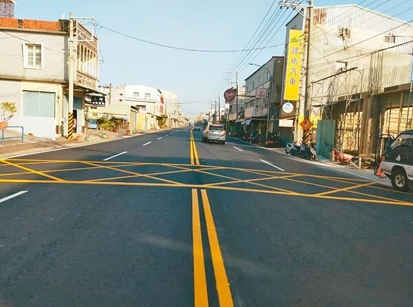 因應淨零碳排趨勢，岡山本洲產業園區主要聯外道路的維新路，採用煉鋼副產品「轉爐石」改善路面，壽命長2.5倍以上。圖／記者王昭月翻攝
