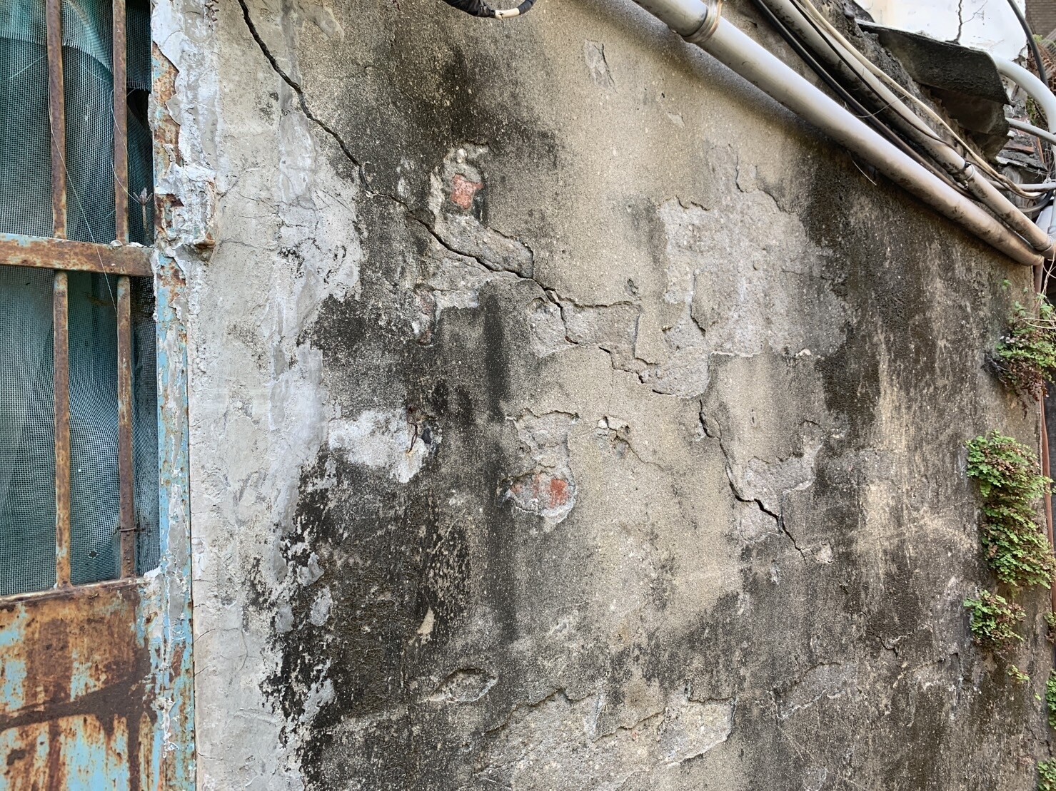位於桃園中壢中山路及建國路上的中壢郵局舊址，目前改建因工程拔樁震動，導致房屋出現龜裂、巷弄也有裂縫，地方深怕台北基泰案重演，日前已先要求廠商停工。記者翁唯真／攝影 