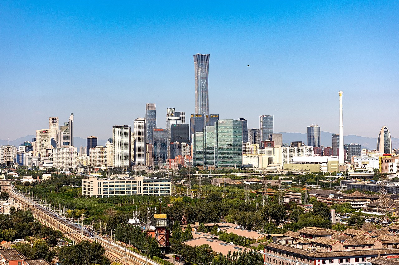北京、上海14日同步宣布搶救房市措施，包括調降購買首套房首付（頭期款）比率，以及調降房貸利率。維基百科