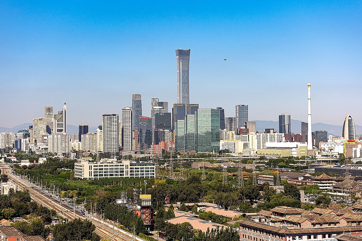 北京、上海14日同步宣布搶救房市措施，包括調降購買首套房首付（頭期款）比率，以及調降房貸利率。維基百科
