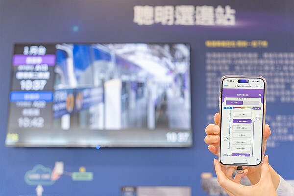 桃捷公司結合智慧科技為乘客打造更貼心的服務,包含「聰明選邊站」, 結合i搭桃捷APP讓車廂空位即時一目了然。圖/新聞局提供