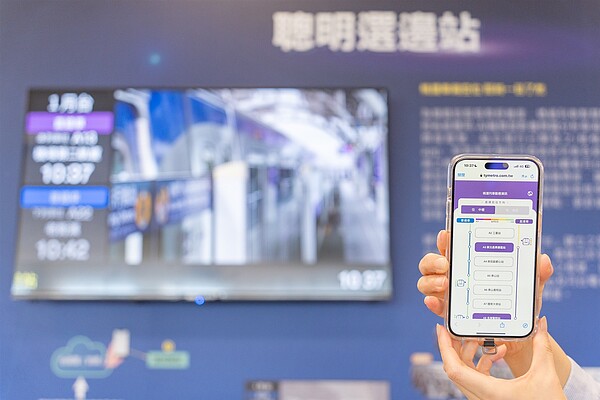 桃捷公司結合智慧科技為乘客打造更貼心的服務，包含「聰明選邊站」， 結合i搭桃捷APP讓車廂空位即時一目了然。圖／新聞局提供