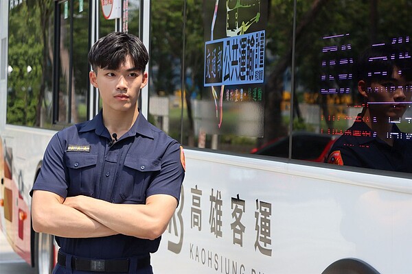苓雅分局凱旋路派出所員警韓韓(本名黃信翔),提醒大家如何與大車共享道路。圖/新聞局提供
