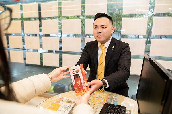 冷天氣裡最適合拿「永慶聖誕許願保溫杯」裝一杯熱熱的飲品，一整天都能溫暖你的心。圖／永慶房產集團提供