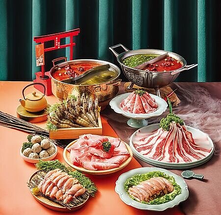 
「青花驕」人氣鍋物組合有獨家青紅雙湯頭的「青紅雙驕鴛鴦鍋盛宴」，還有攜手「聚日式鍋物」，推出香辣、溫醇兩種湯底的「麻辣昆布鴛鴦鍋盛宴」。圖∕王品集團
