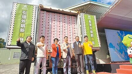台東縣長饒慶鈴（左三）15日邀請國民黨副總統候選人趙少康（右三）參加由台東縣府舉辦的鳳梨釋迦外銷封櫃啟航儀式。（蔡旻妤攝）