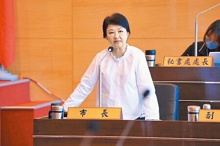 台中市議會15日二讀會，針對中央有條件開放騎樓停車，台中市長盧秀燕表示，若警察不開單，恐吃上官司，基於保護警察的立場，希望警政署也能發文給地方政府，給全國警察豁免條款。（張亦惠攝）