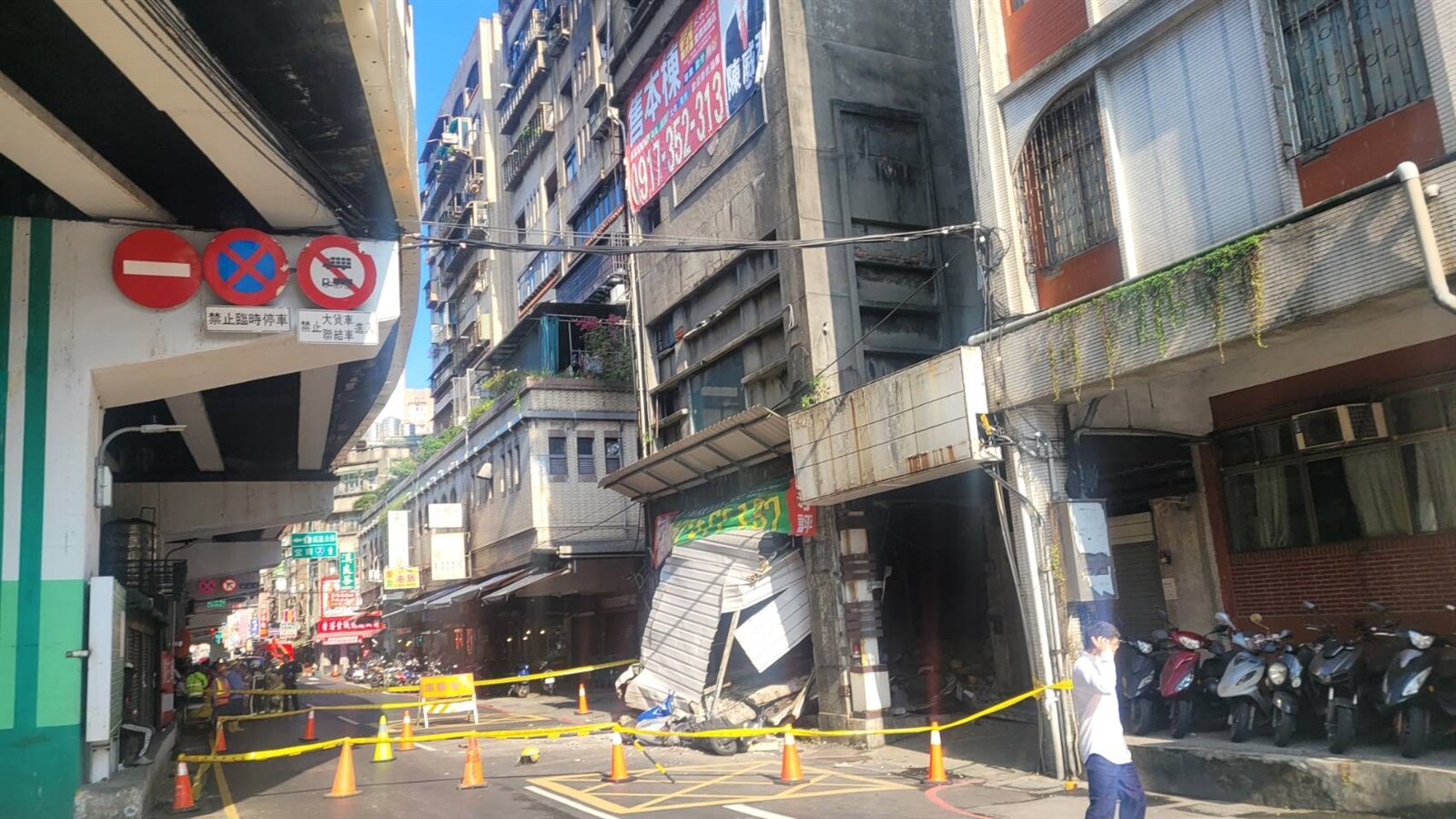 基隆市區舊大樓坍塌,市長謝國樑前往現場視察,表示該拆就拆、該都更就都更。記者游明煌/攝影