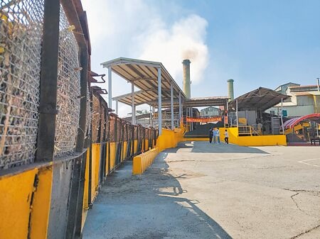雲林虎尾糖廠今年的製糖期15日正式展開，五分車一早已滿載甘蔗回到廠區等候被製成糖，煙囪冒著濃郁蔗香的白煙。（周麗蘭攝）