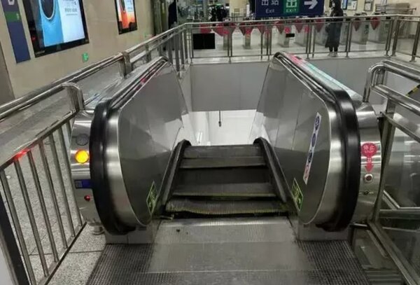 大陸網友發文稱，15日北京地鐵九號線上的軍事博物館地鐵站電扶梯發生塌陷。圖／取自頂端新聞
