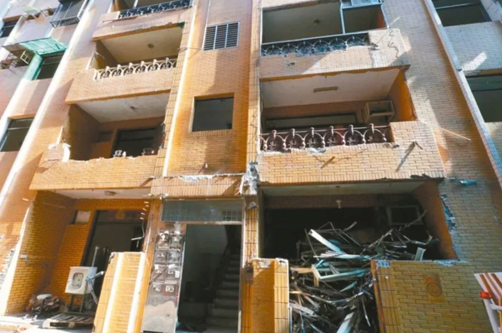 北市府推動都市更新多年,並列管海砂屋,圖為2020年全家福社區海砂屋拆除。聯合報資料照片