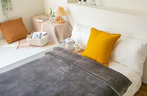 毛毯貼身蓋才能達到保暖及升溫體感,要有效阻隔冷空氣,絨毛的密度是關鍵;因為直接接觸肌膚,建議選用經歐盟認證的才安心。圖/芮格居家提供