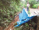 山壁「穿雨衣」　保護房屋地基