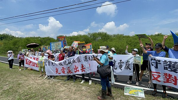 高雄市旗山馬頭山要興建55公頃光電場，居民與環保團體一同前往預定地前抗議。記者蔡世偉／攝影