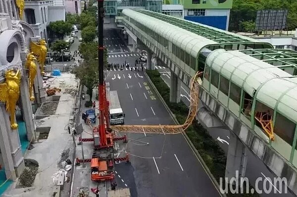 去年5月10日興富發建案頂樓塔吊的吊臂砸落中捷軌道,導致列車撞上吊臂,造成1死14傷事故。聯合報資料照片