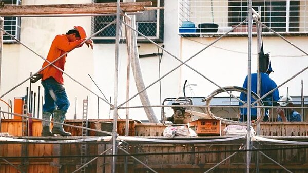 台灣經濟研究院24日發布4月景氣動向調查報告，營建業終止連續二個月下滑態勢，轉為上揚。 圖／聯合報系資料照片