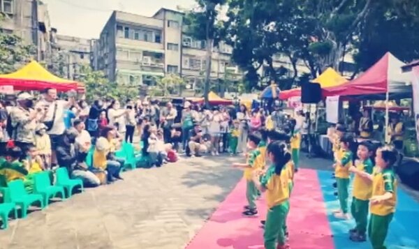 新喜里母親節活動邀請新自立幼兒園小朋友現場表演。（圖／中山大同樂生活Ｘ有你有我）