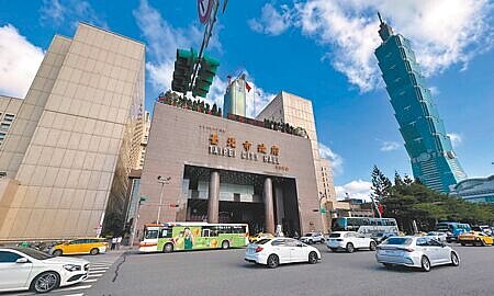 台北市就業服務處辦理北市府2024年第6次就業甄選活動，共釋出190個職缺，其中衛生局、社會局以及北市都市更新處、工務局及相關所屬機關就占156個職缺，24日起開放報名。圖為台北市政府外觀。（本報資料照片）