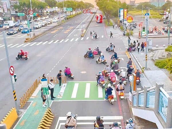 台中市議員林祈烽24日指出,東海別墅機車流量相當大,但待轉格太小致機車溢出。(市議員林祈烽提供/陳淑娥台中傳真)