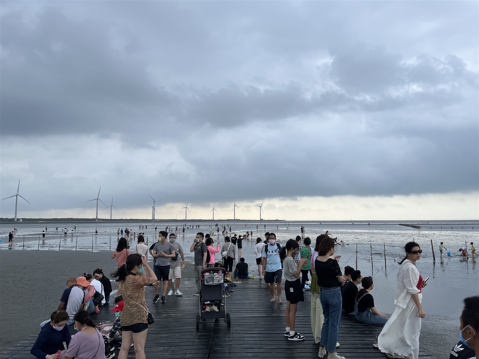 被譽為「一生必遊一次」的高美濕地，是台中國際級的觀光景點，假日遊客眾多。記者洪敬浤／攝影 