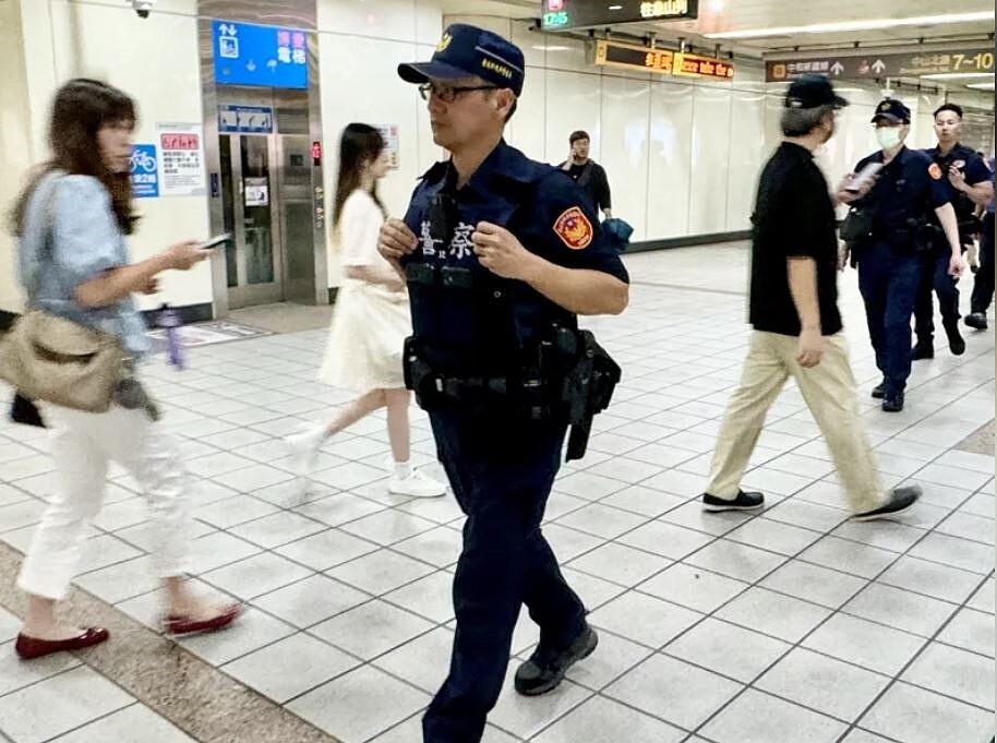 台中捷運發生危安事件，台北捷運已立即通告全系統各單位提高警戒、加強巡檢，發現可疑人、事、物立即回報行控中心，捷運警察在捷運站內外加強巡邏。記者陳正興／攝影
