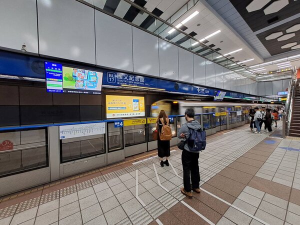 台北捷運板南線國父紀念館站往頂埔方向月台「導引光條」即日起啟用。圖／北捷提供