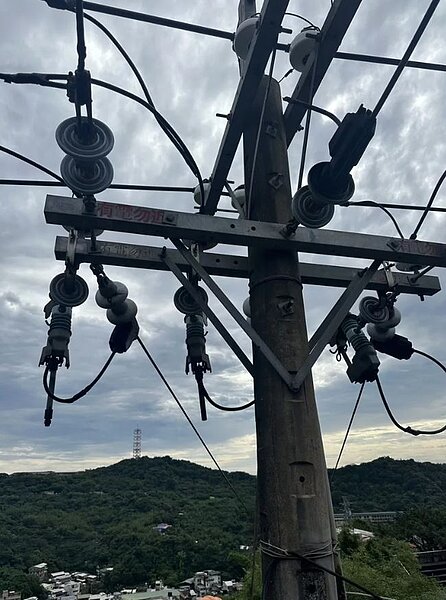 基隆市安樂區安樂高中一帶，清晨有饋線瞬跳停電，經查疑松鼠碰觸引起瞬間跳電。圖／台電提供